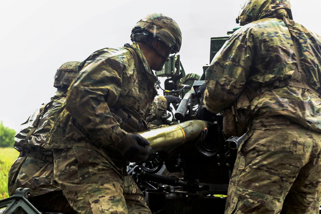 Soldiers load ammo into anM198 howitzer during Anakonda 2016 in Drawsko Pomorskie, Poland, June 14, 2016. Army photo by Pfc. Antonio Lewis