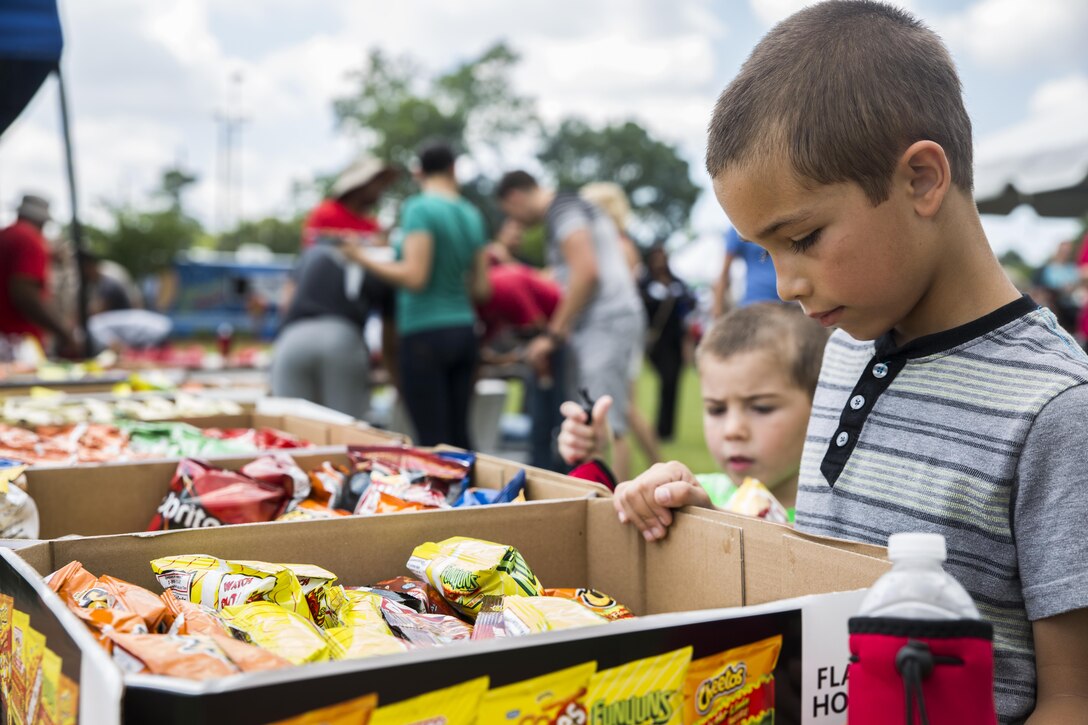 Marines, Sailors and family members of Marine Forces Reserve, enjoy food, fun, and festivities during Military Family Appreciation Day at Marine Corps Support Facility, New Orleans, June 24, 2016. 