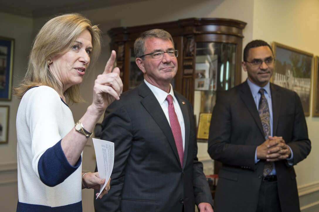 Defense Secretary Ash Carter, center, speaks with Deputy Energy Secretary Liz Sherwood-Randall, at a ceremony to present her with the Nunn-Lugar Award at the Pentagon, June 22, 2016. DoD photo by Air Force Staff Sgt. Brigitte N. Brantley