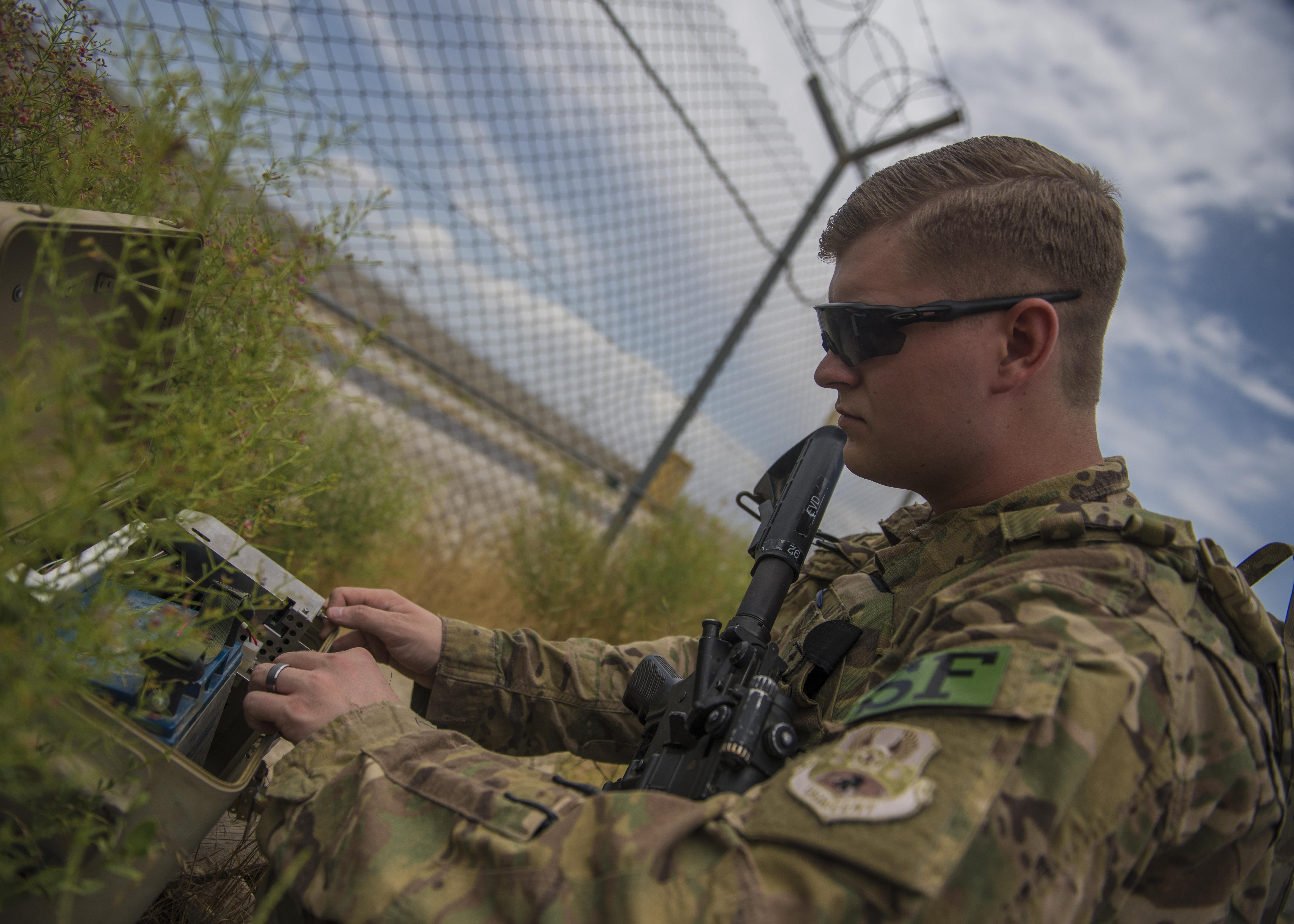 海外通販サイト ブランド QRF News > Central Forces Air U.S. > flightline the secures バッグ