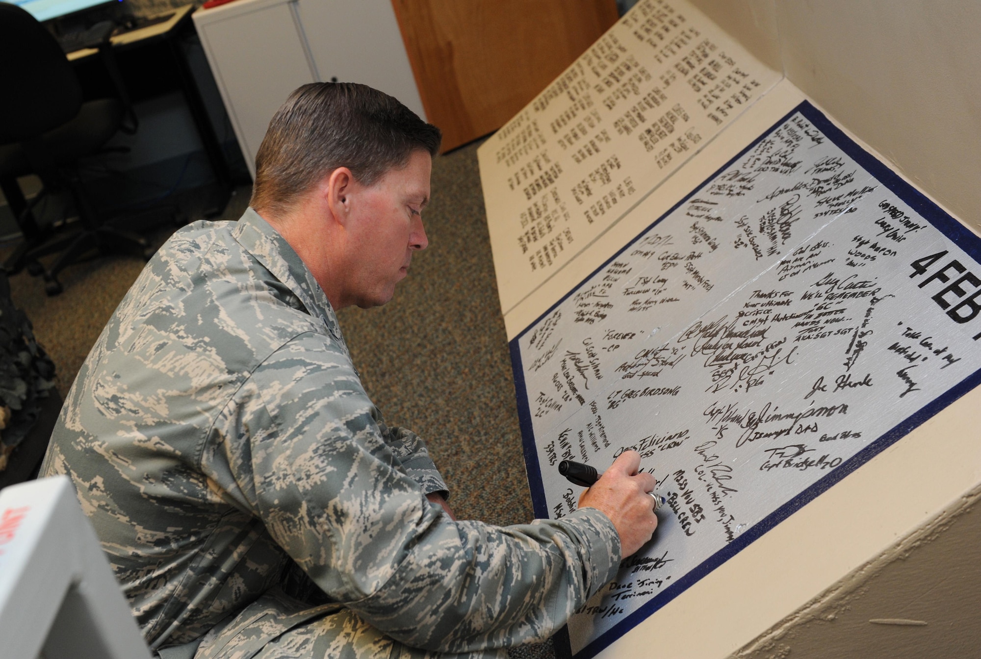 Col. C. Mike Smith, 81st Training Wing vice commander, signs a “T-wall” inside the Hansen Room at Cody Hall during an 81st Training Group immersion tour June 22, 2016 on Keesler Air Force Base, Miss. The purpose of the tour was to become familiar with the group’s mission, operations and personnel. (U.S. Air Force photo by Kemberly Groue/Released)