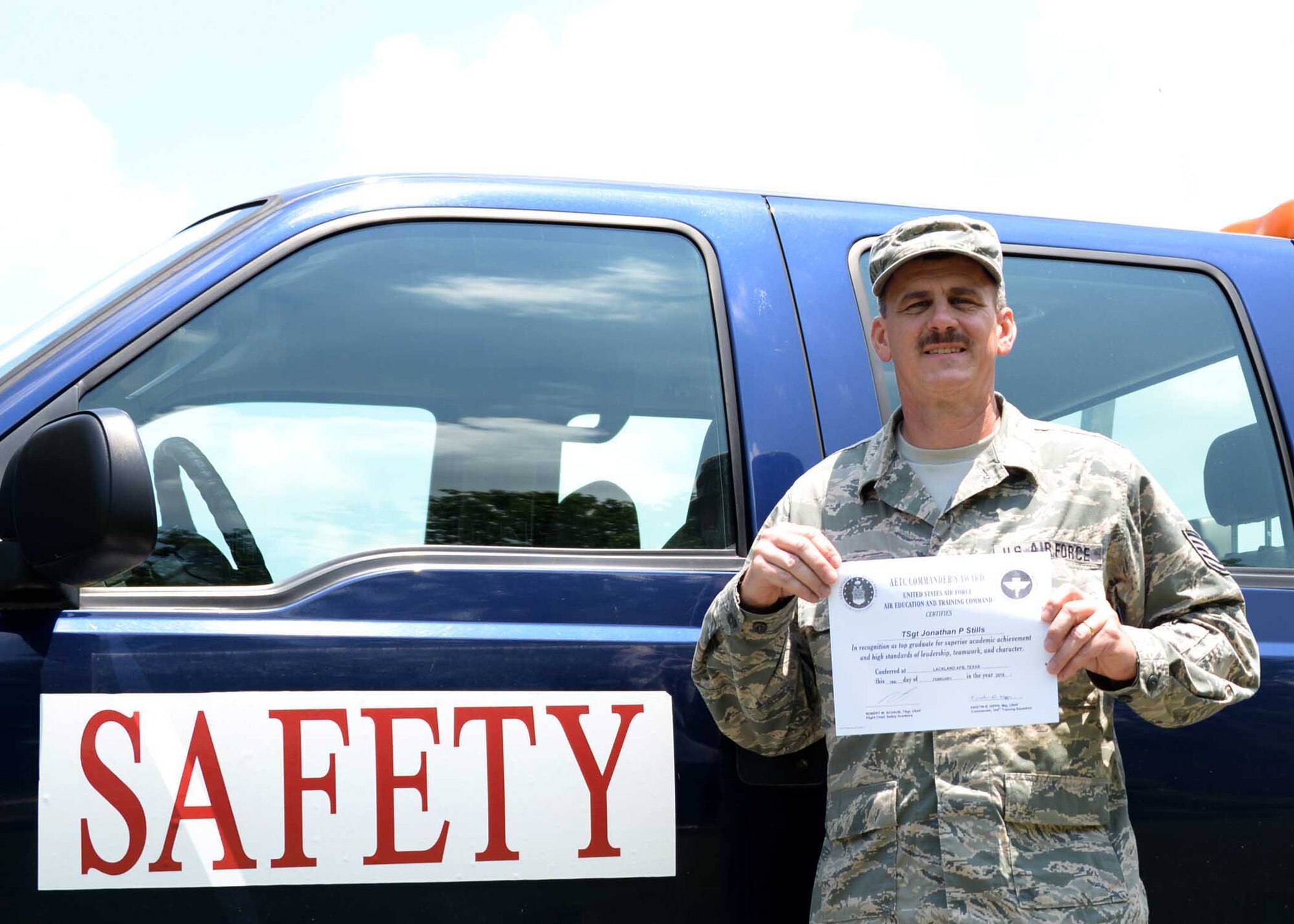 TECH. SGT JONATHAN STILLS DISPLAYS HIS CERTIFICATE FOR TOP GRADUATE FROM THE BASIC SAFETY APPRENTICE COURSE HELD AT LACKLAND AFB, TX.  STILLS SCORED HIGHEST OVERALL ON TESTS AND ASSIGNED PROJECTS. (U.S. AIR NATIONAL GUARD PHOTO BY STAFF SGT. DAN GAGNON, 134 ARW PUBLIC AFFAIRS)