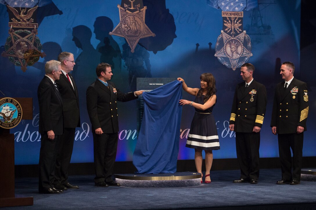 Deputy Defense Secretary Bob Work, second from left, and Navy Secretary Ray Mabus, left, watch as Navy Senior Chief Petty Officer Edward C. Byers Jr. participates in a ceremony inducting him into the Hall of Heroes at the Pentagon, March 1, 2016. DoD photo by air Force Senior Master Sgt. Adrian Cadiz