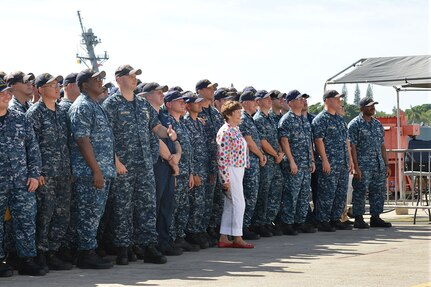 151109-N-EF781-051 PEARL HARBOR (NOV. 9, 2015) Patty Lent, the mayor of Bremerton, Wash., stands with the crew of the USS Bremerton (SSN 698) for a photograph by the ship’s photographer at the conclusion of a ceremony to present awards from the Bremerton-Olympic Peninsula Council of the Navy League to the crew. (U.S. Navy photo by Lt. Brett Zimmerman/Released)