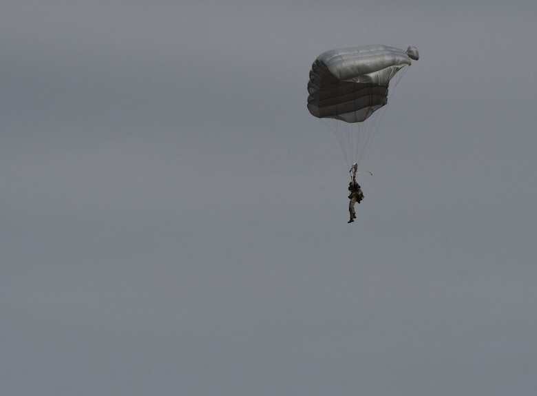 A Portuguese paratrooper descends after performing a high-altitude low-opening jump during exercise Real Thaw 16 in Beja, Portugal, Feb. 24, 2016. The paratroopers jumped from approximately 18,000 feet and worked with foreign pathfinders who operated the drop zone. (U.S. Air Force photo/Senior Airman Jonathan Stefanko)