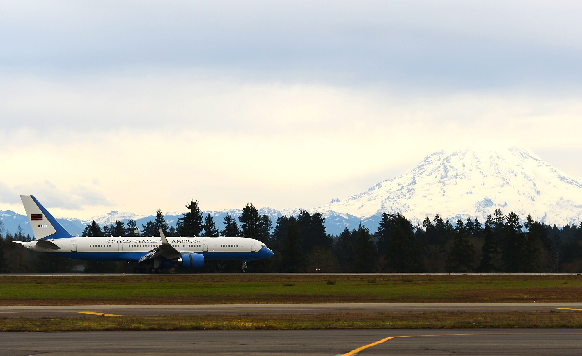 Defense Secretary Ash Carter at arrives at Joint Base Lewis-McChord, Wash., March 4, 2016. On a two-day visit to the Pacific Northwest, the 25th Secretary of Defense, took a day to visit with the service members of the Puget Sound. (U.S. Air Force photo/Tech. Sgt. Tim Chacon) 
