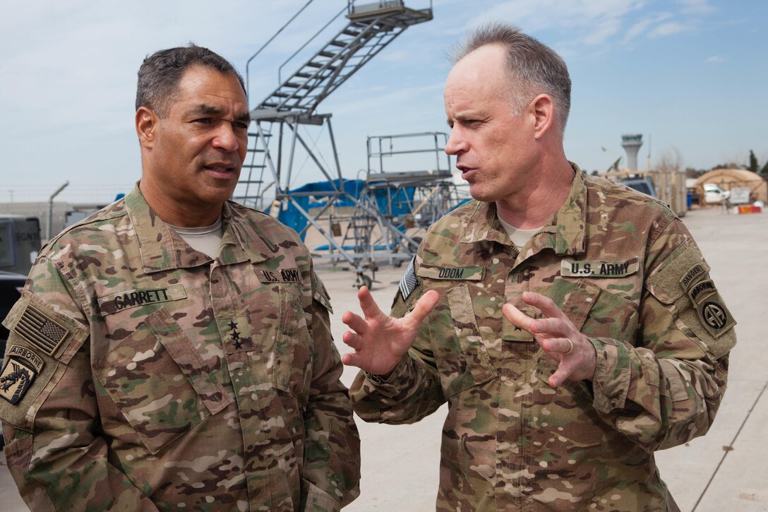 Lieutenant General Michael Garrett, left, U.S. Army Central commander, meets with Brigadier General Mark Odom, 82nd Airborne Division deputy commander for operations, during battlefield circulation of Iraqi area of operations in Erbil, Iraq, February 27, 2016 (U.S. Army/Jake Hamby)