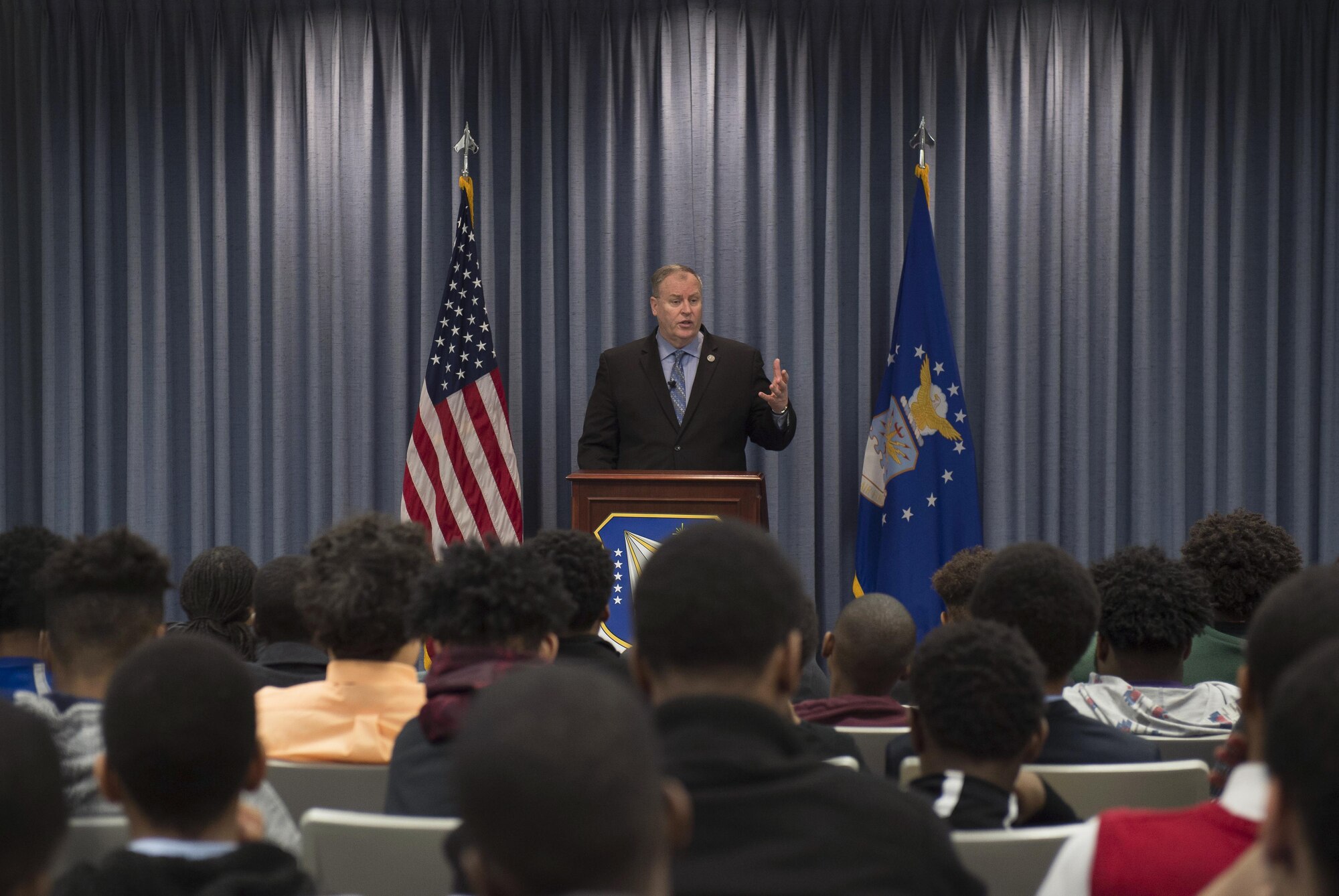 Deputy Defense Secretary Bob Work speaks to a group of students from the Dayton, Ohio city school district, area during a 'Week at the Labs event at Wright-Patterson Air Force Base, Ohio, March 3, 2016. (DoD photo/Air Force Senior Master Sgt. Adrian Cadiz.)