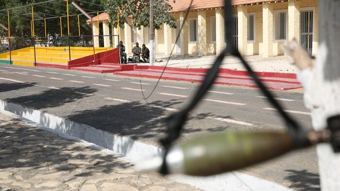 Senegalese soldiers learn how to use a pulley system and rope to remove an inert mortar round from the ground and move it safely to another spot in Bargny, Senegal March 8, 2016. The intent wasn’t to actually move the ordnance, rather to get the students familiar with different types of tools. Since Feb. 15, a group of explosive ordnance disposal technicians with Special-Purpose Marine Air-Ground Task Force Crisis Response-Africa, began assisting Senegalese engineers as part of the Humanitarian Mine Action Program through what is called a train-the-trainer course. 