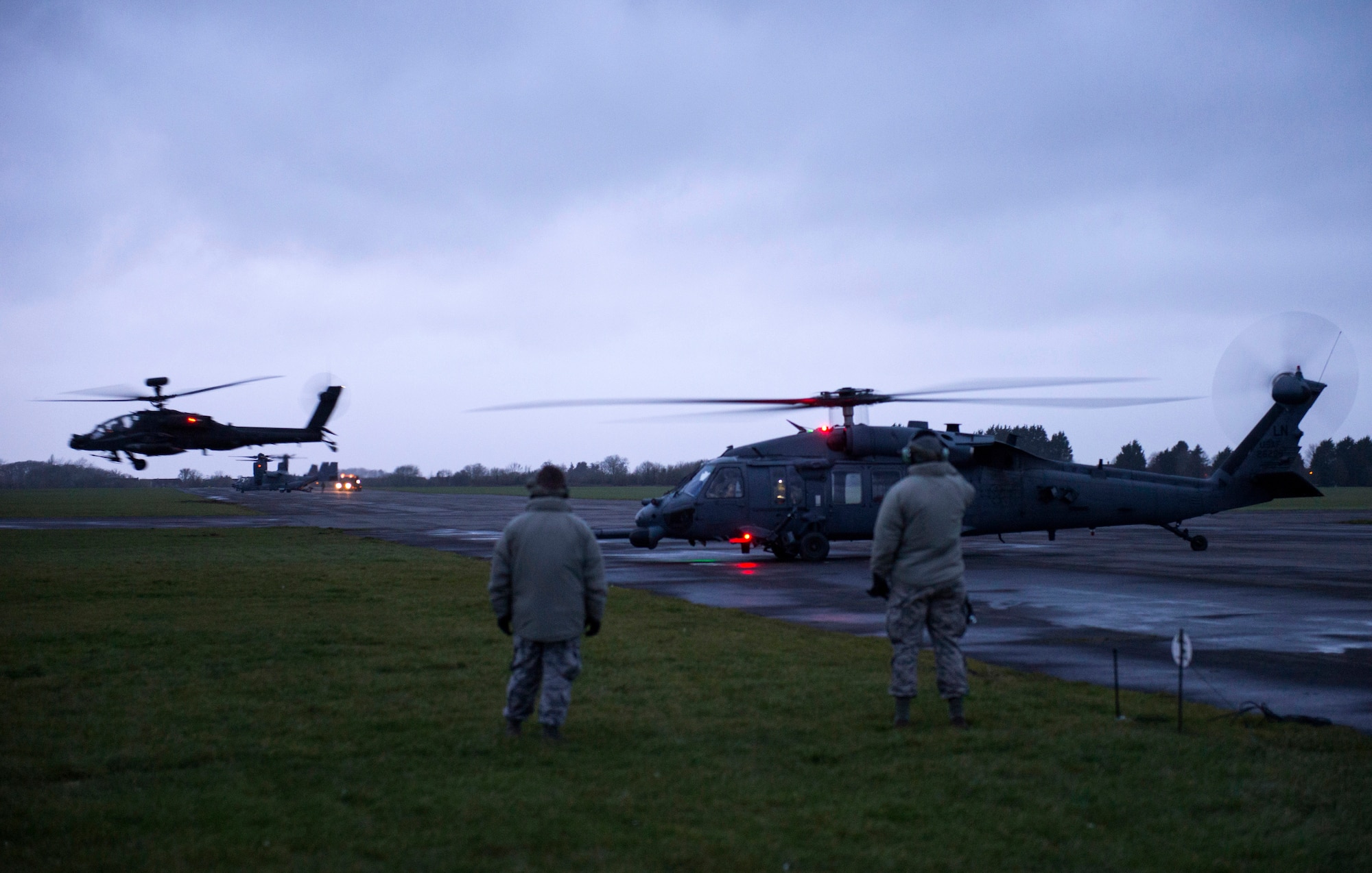 Crew Chiefs from the 56th Rescue Squadron observe an HH-60G Pave Hawk from the 56th RQS prepare to take off from the flightline during exercise Voijek Valour at Hullavington Airfield, England, March 4, 2016. The 56th RQS from Royal Air Force Lakenheath and the 7th Special Operations Squadron from RAF Mildenhall flew to Hullavington Airfield to train alongside the British Army and Royal Air Force. (U.S. Air Force photo/Staff Sgt. Emerson Nuñez) 