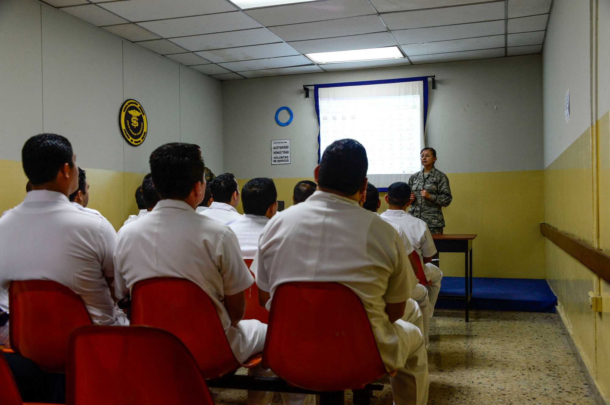 U.S. Air Force Maj. Helda Carey, 12th Air Force (Air Forces Southern) international health specialist, briefs medical technicians in training at Hospital Militar de El Salvador on first responder procedures during a medical subject matter expert exchange in San Salvador, El Salvador, March 11, 2016. Earlier in the week, Carey led a team of Air Force medical professionals in a week-long exchange with Salvadoran medics at Ilopango Air Base.  After the subject matter expert exchange was completed, the team was invited to a share their expertise with members of the Hospital Militar de El Salvador.  (U.S. Air Force photo by Tech. Sgt. Heather R. Redman/Released)