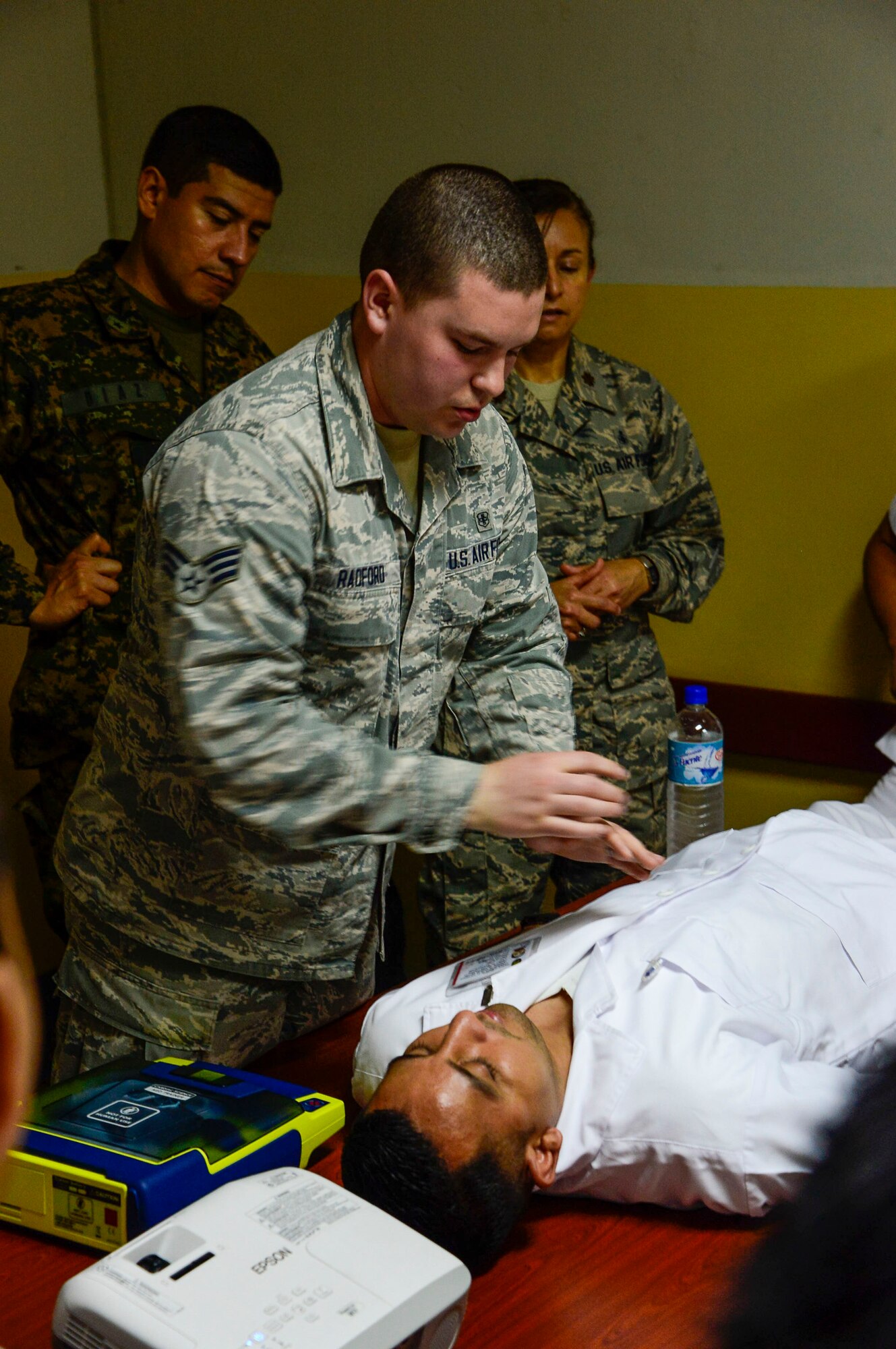U.S. Air Force Senior Airman Jacob Radford, a medical technician stationed at Joint Base Charleston, S.C., demonstrates how to use an Automatic External Defibrillator to medical technicians in training at Hospital Militar de El Salvador during a medical subject matter expert exchange in San Salvador, El Salvador, March 11, 2016. Earlier in the week, Carey led a team of Air Force medical professionals in a week-long exchange with Salvadoran medics at Ilopango Air Base.  After the subject matter expert exchange was completed, the team was invited to a share their expertise with members of the Hospital Militar de El Salvador.  (U.S. Air Force photo by Tech. Sgt. Heather R. Redman/Released)