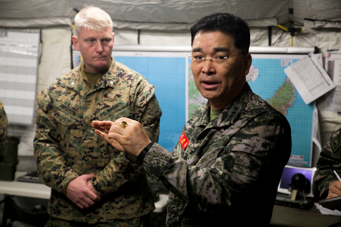 US, ROK Marine Generals Meet During Ssang Yong 16