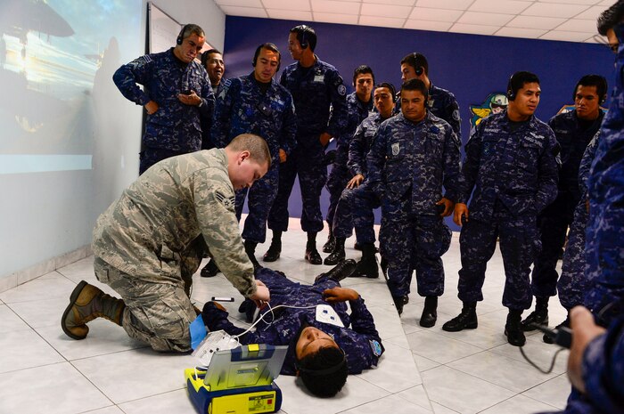 U.S. Air Force Senior Airman Jacob Radford, 628th Medical Operations Group medical technician, show a group of Salvadoran air force members how to use an Automatic External Defibrillator during a medical subject matter expert exchange at Ilopango Air Base, El Salvador, March 9, 2016. 12th Air Force (Air Forces Southern) surgeon general’s office, led a five-member team of medics from around the U.S. Air Force on a week-long medical subject matter expert exchange in El Salvador. (U.S. Air Force photo by Tech. Sgt. Heather R. Redman)