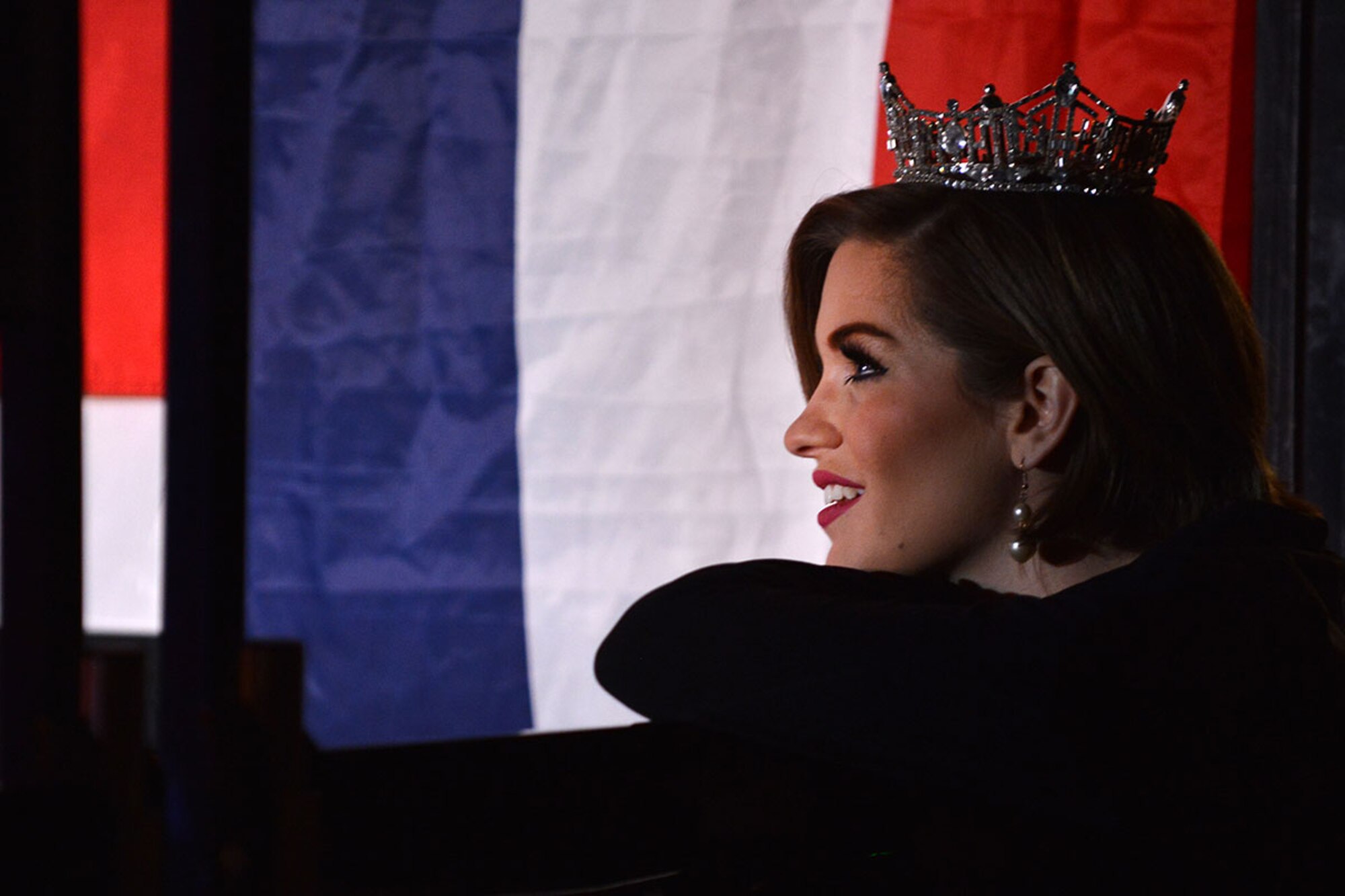 Miss America Betty Cantrell watches the USO Spring 2016 Entertainment Tour featuring country singer and 10-year Army veteran Craig Morgan, Panthers football player Charles Tillman, and Ultimate Fighting Championship fighters Anthony Pettis and Donald ‘Cowboy’ Cerrone at Joint Base Elmendorf-Richardson March 12. The tour was led by Air Force Gen. Paul Selva, 10th Vice Chairman of the Joint Chief of Staffs, who used this as an opportunity to visit Arctic Warriors. (U.S. Air Force photo by Airman 1st class Kyle Johnson)