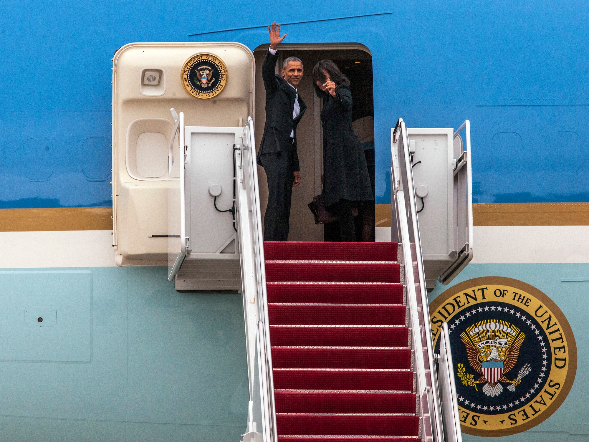 President Barack Obama and first lady Michelle Obama wave goodbye to a crowd of Americans as they board Air Force One at Joint Base Andrews, Md., March 20, 2016. The president and first family are on a two-day visit to Cuba, making history as the first U.S. president to visit Cuba in nearly 90 years. (U.S. Air Force photo/Senior Master Sgt. Kevin Wallace)
