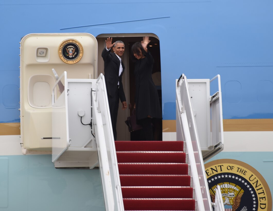 President Barack Obama waves goodbye as he boards Air Force One on his trip to Cuba from Joint Base Andrews, Md., March 20, 2016. Obama’s visit marks the first time a sitting U.S. president has traveled to the island nation since Jan. 16, 1928 when President Calvin Coolidge visited Havana, Cuba to address the Sixth Annual International Conference of American States. (U.S. Air Force photo by Senior Airman Joshua R. M. Dewberry/RELEASED)