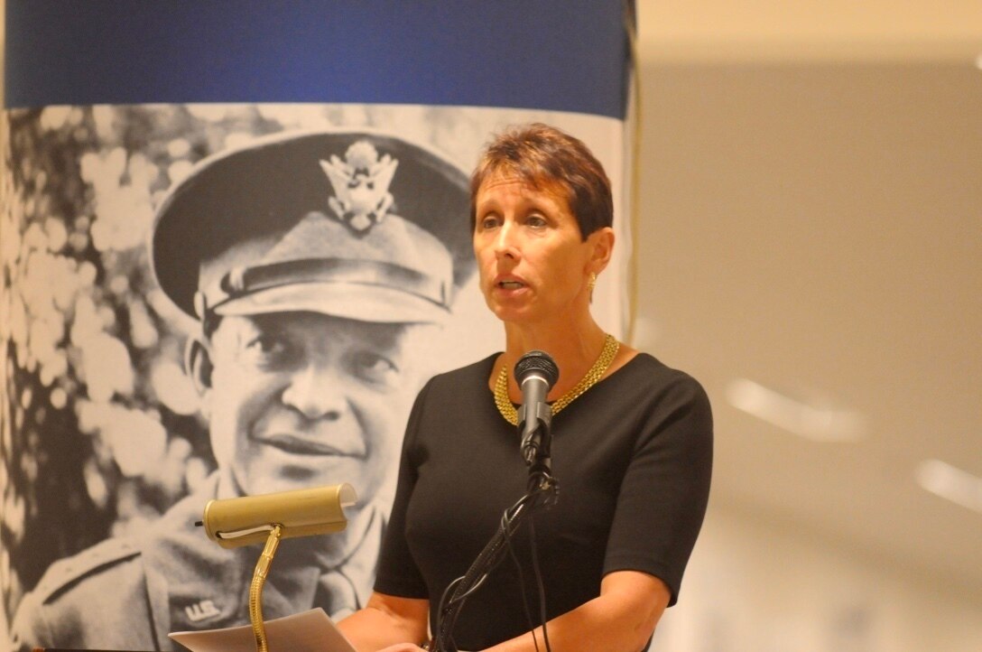 Mrs. Erin Thede, director of Public Private Partnership, gives the opening of the partnership signing followed by the introduction of the VIPs during the American Corporate Partners (ACP) and USAR Partnership Signing at the Pentagon in Washington March 21.