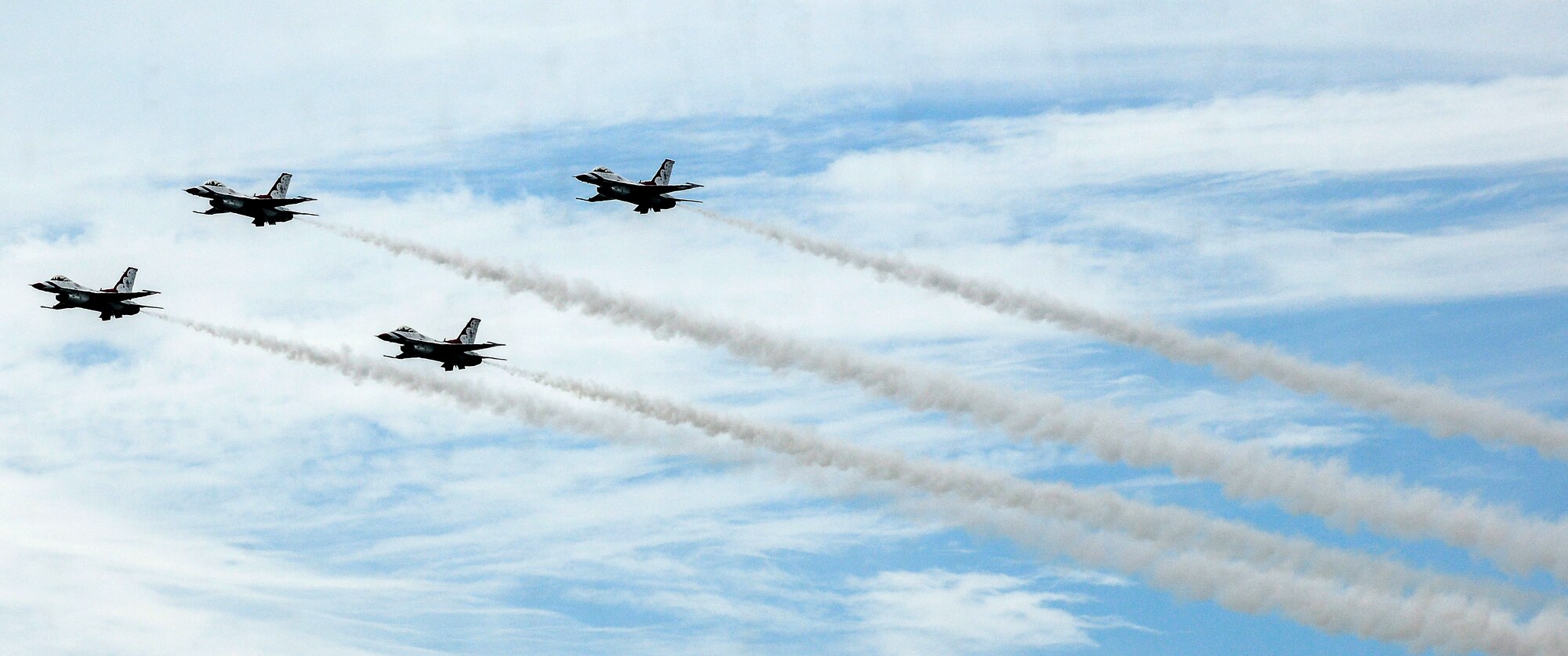 The U.S. Air Force Thunderbirds fly in formation during Tampa Bay’s AirFest 2016 at MacDill Air Force Base Fla., March 20, 2016. The team performed an hour-long aerial demonstration. (U.S. Air Force photo by Staff Sgt. Melanie Hutto) 