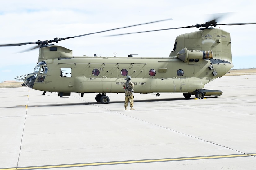 Chinook Soldiers: burning oil, turning wrenches > Buckley Space Force ...