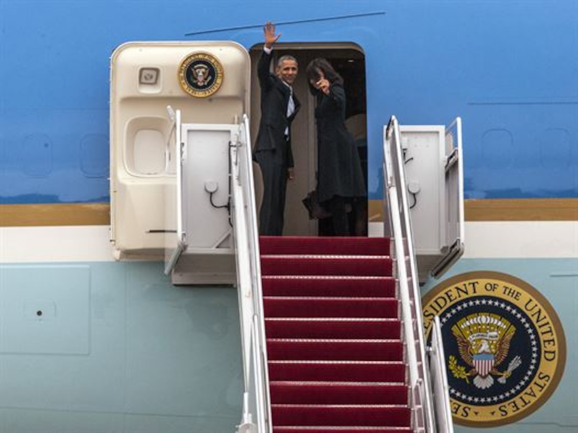 President Barack Obama and first lady Michelle Obama wave goodbye to a crowd of Americans as they board Air Force One at Joint Base Andrews, Md., March 20, 2016. The president and first family are on a two-day visit to Cuba, making history as the first U.S. president to visit Cuba in nearly 90 years. (U.S. Air Force photo/Senior Master Sgt. Kevin Wallace)