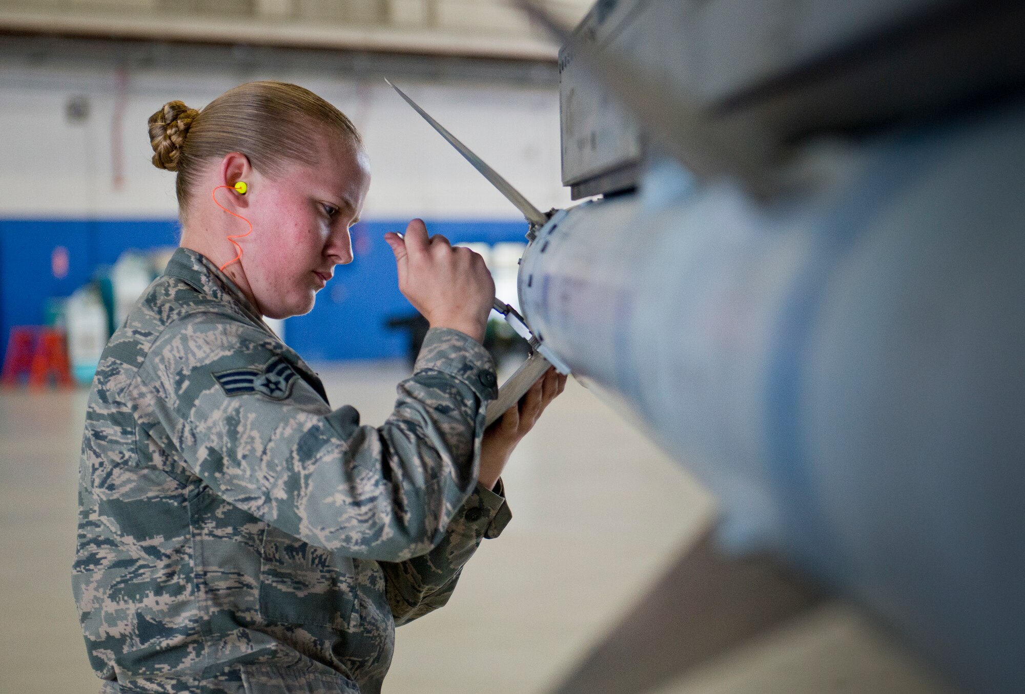 Senior Airman Kyndle Lee, 96th Aircraft Maintenance Unit Blue, tightens a bolt on one of the AIM-120 missile’s fins loaded to an F-16 Fighting Falcon March 18 at Eglin Air Force Base, Fla.  The timed load was part of the first-ever Team Eglin weapons load competition pitting the 33rd Fighter Wing against the 96th Test Wing.  The 33rd FW won the first of what is to become a yearly competition.  (U.S. Air Force photo/Samuel King Jr.)