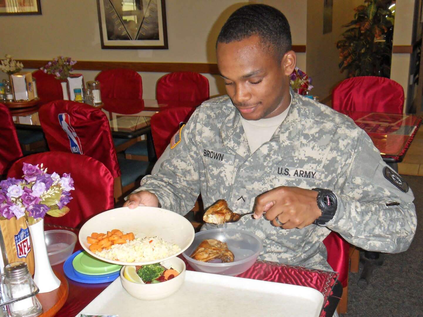 Army Pvt. Byron Brown, assigned to 520th Maintenance Company, 194th Combat Sustainment Support Battalion, eats at a dining facility at Camp Humphreys, South Korea. Despite South Korea’s ban on poultry items from the U.S., warfighters who eat at DFACs across the peninsula continue to eat fresh chicken, thanks to DLA Troop Support Pacific.