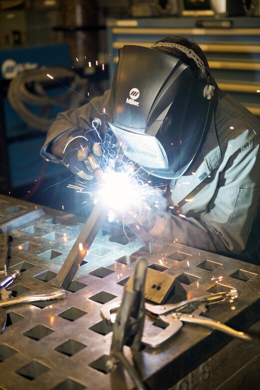 Вертикальный шов 4 электродом. Косой сварной стык трубы. Аргон тиг сварка. Сварка рдс швы. Электродуговая сварка типы швов.