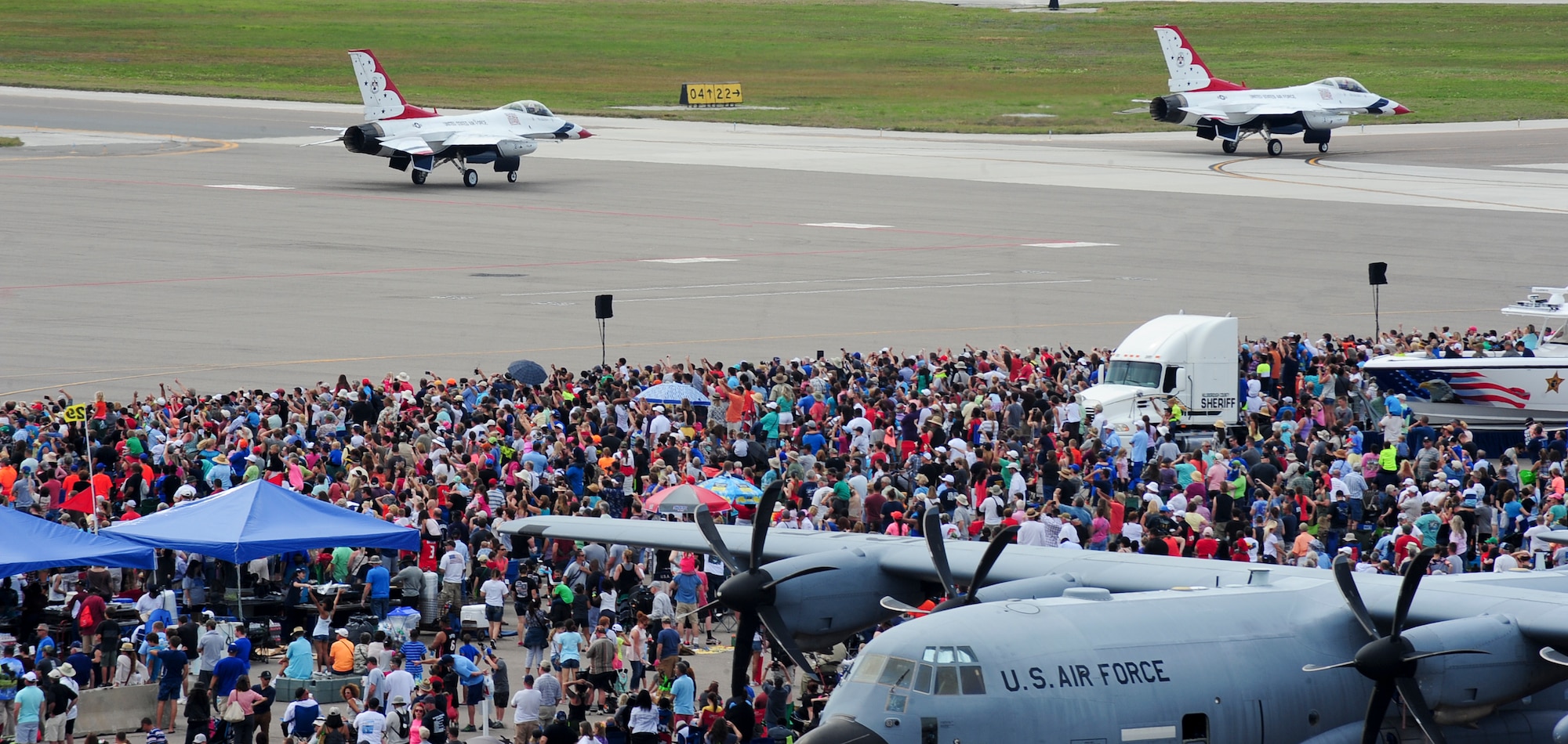 Spectators watch as the Thunderbirds taxi down the flightline during Tampa Bay’s AirFest 2016, March 20, 2016. The team performed an hour-long demonstration that had a sharply choreographed, drill-style ground ceremony to kick off the demonstration by showcasing the attention to detail and esprit de corps that defines our enlisted members. (U.S. Air Force photo by Senior Airman Jenay Randolph) 