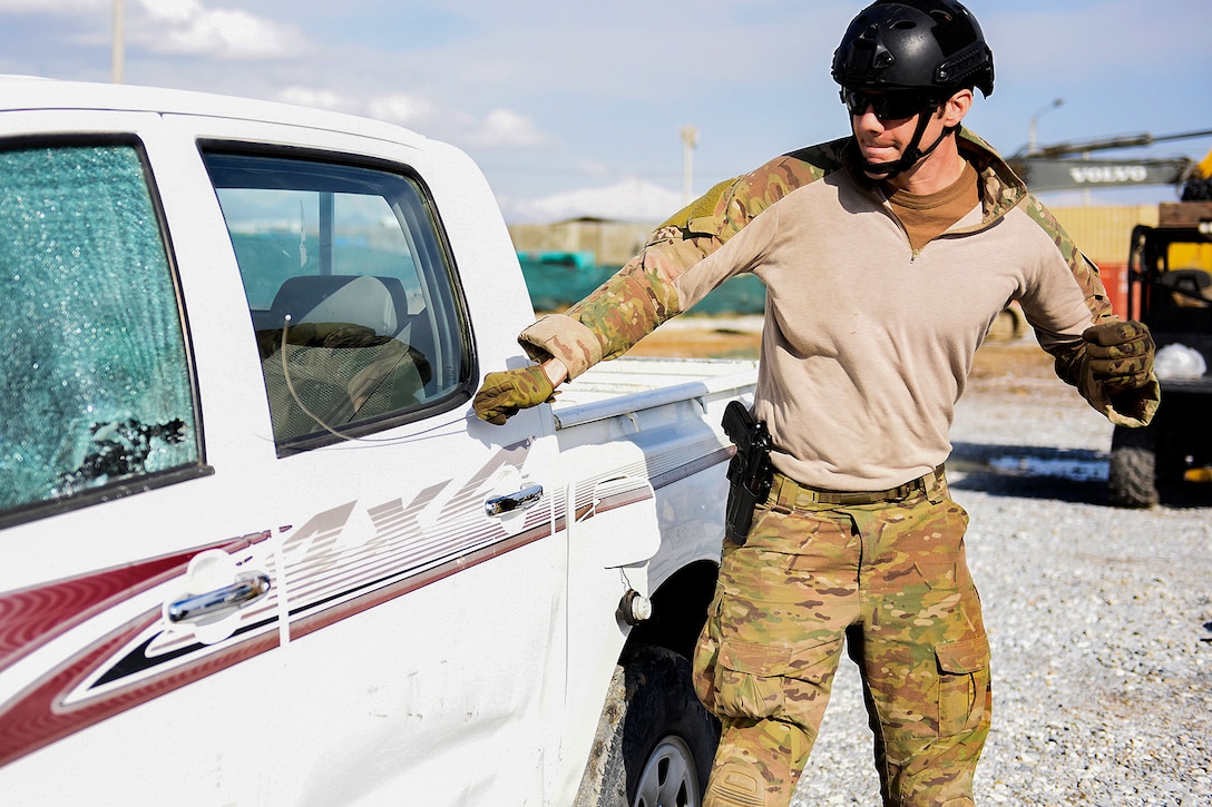 A U.S. airman demonstrates how to use a vehicle antenna to shatter a window during combined extrication training with Italian soldiers at Bagram Airfield, Afghanistan, March 19, 2016. Air Force photo by Capt. Bryan Bouchard