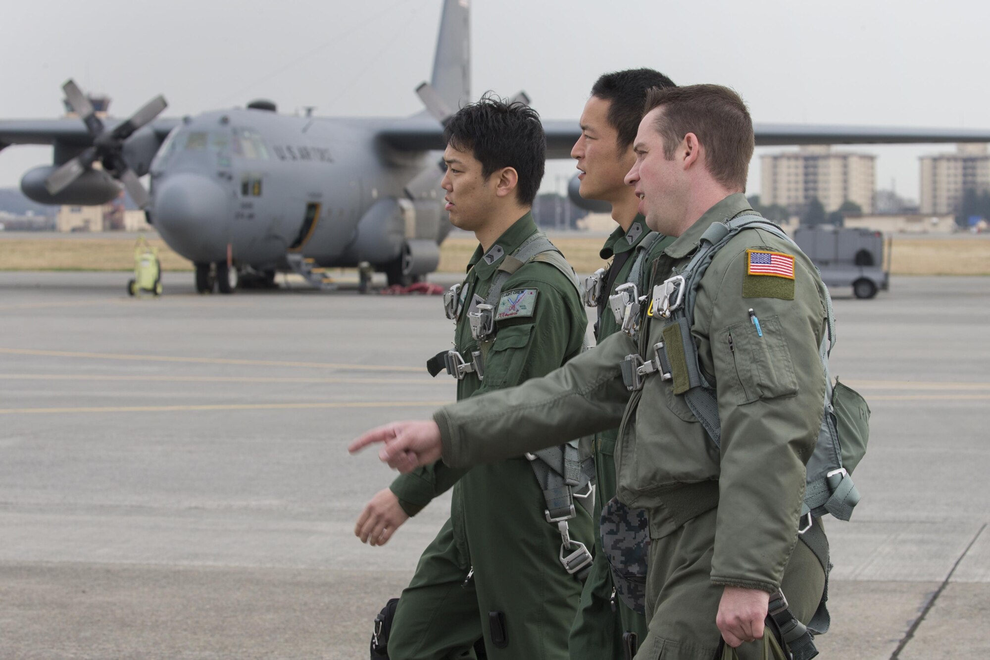 (Right to left) U.S. Air Force Master Sgt. Richard LaFrance, 36th Airlift Squadron C-130 loadmaster, talks to Japan Air Self-Defense Force Staff Sgt. Naoto Ishii, 403rd Tactical Airlift Squadron C-1 loadmaster, and JASDF Tech. Sgt. Suguru Yahata, Special Airlift Group B-747 loadmaster, at Yokota Air Base, Japan, March 23, 2016, during non-commission officer exchange program. Yokota hosted sixteen JASDF NCO members in various work-places for nine days. (U.S. Air Force photo by Osakabe Yasuo/Released)