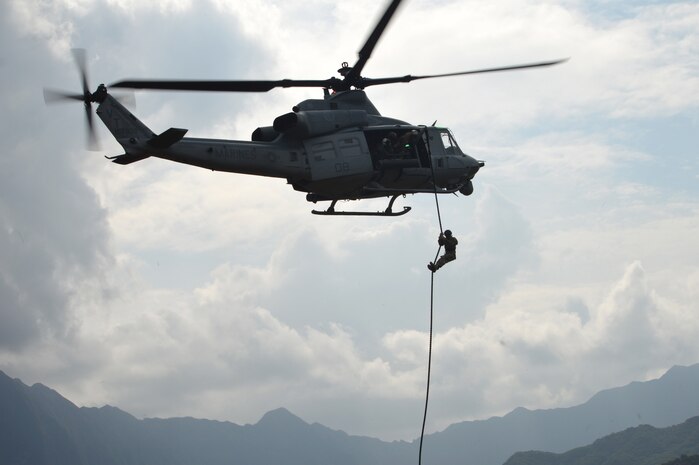 U.S. Army Soldier assigned to Comanche Troop, 3rd Squadron, 4th Cavalry Regiment, 3rd Brigade Combat Team, 25th Infantry Division, fast ropes down a Marine Corps UH-1Y "Venom" helicopter at Marine Corps Training Area Bellows, Hawaii, on March 22, 2016. The Soldiers, along with Airmen assigned to the 25th Air Support Squadron, conducted fast rope insertion extraction system (FRIES) operations together from Marine Light Attack Helicopter Squadron 367's helicopter to enhance interoperability in a joint environment. (Photo by Staff Sgt. Armando R. Limon, 3rd Brigade Combat Team, 25th Infantry Division)