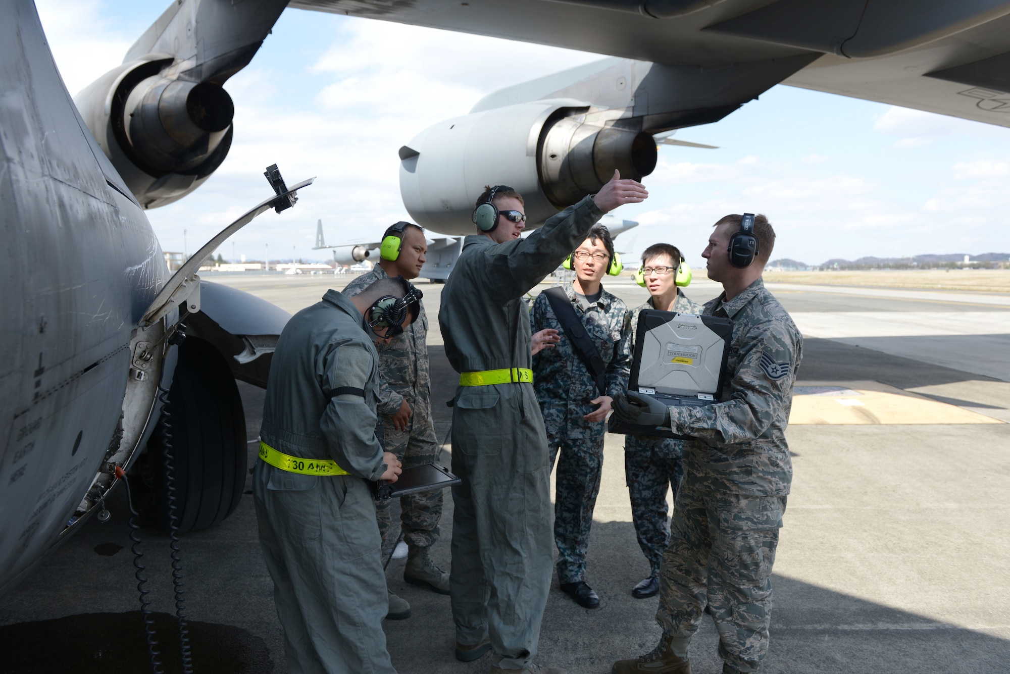 Members of the 730th Air Mobility Squadron coordinate a C-17 Globemaster refuel with
members of the Japan Air Self-Defense Force at Yokota Air Base, Japan, March 21,
2016. The JASDF members observed and assisted to launch the C-17 Globemaster as
part of the Noncommissioned Officer Exchange Program. (U.S. Air Force photo by Staff
Sgt. Cody H. Ramirez/Released)