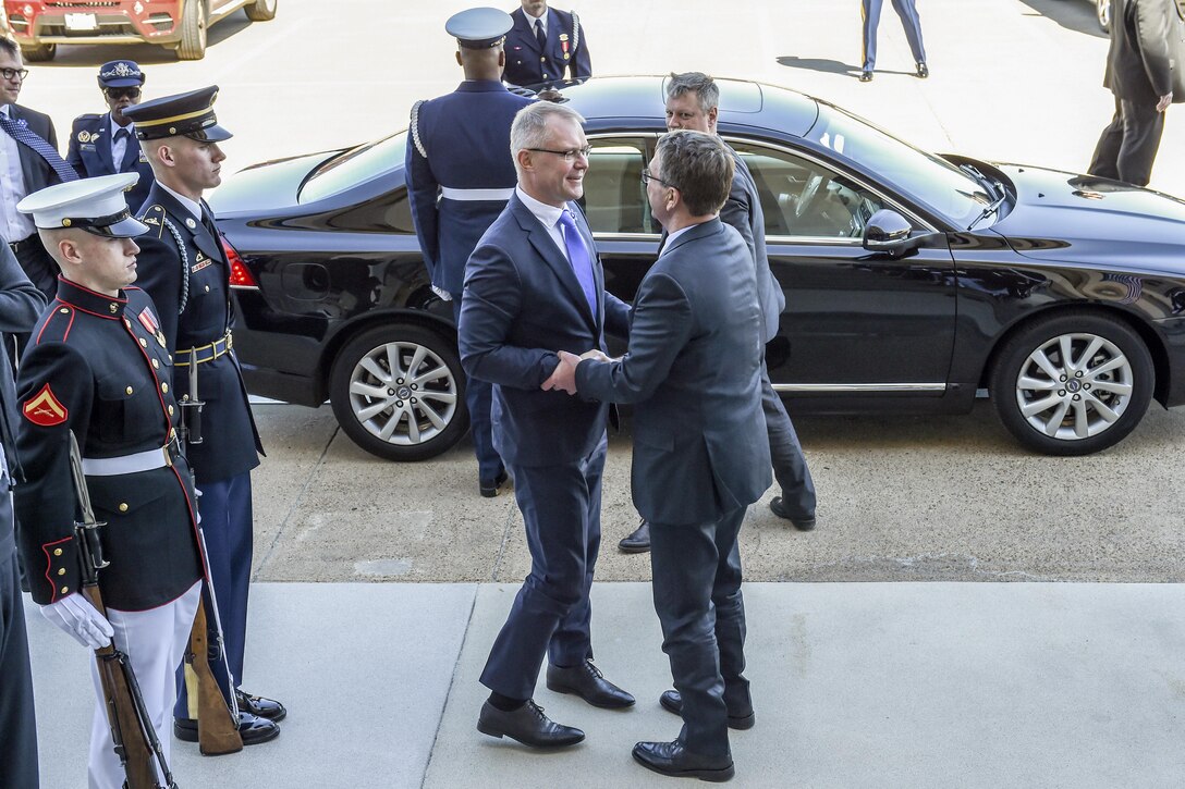 Defense Secretary Ash Carter, center right, exchanges greetings with Estonian Defense Minister Hannes Hanso during an honor cordon welcoming Hanso to the Pentagon, March 29, 2016. DoD photo by Army Sgt. 1st Class Clydell Kinchen