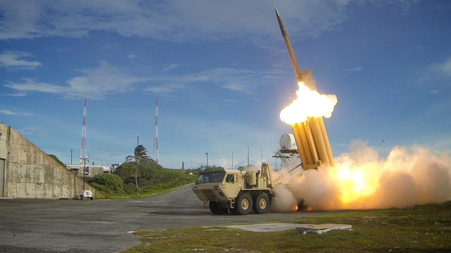في صورة الملف هذه ، تم إطلاق صاروخين اعتراضيين من طراز THAAD وصاروخ Standard-Missile 3 Block IA مما أدى إلى اعتراض هدفين من الصواريخ الباليستية متوسطة المدى شبه متزامنة أثناء تشغيل اختبار الرحلة 01 (FTO-01) في 10 سبتمبر ، 2013 بالقرب من موقع اختبار Kwajalein Atoll / Reagan التابع للجيش الأمريكي والمناطق المحيطة به في غرب المحيط الهادئ.  أظهر الاختبار قدرة Aegis BMD و THAA