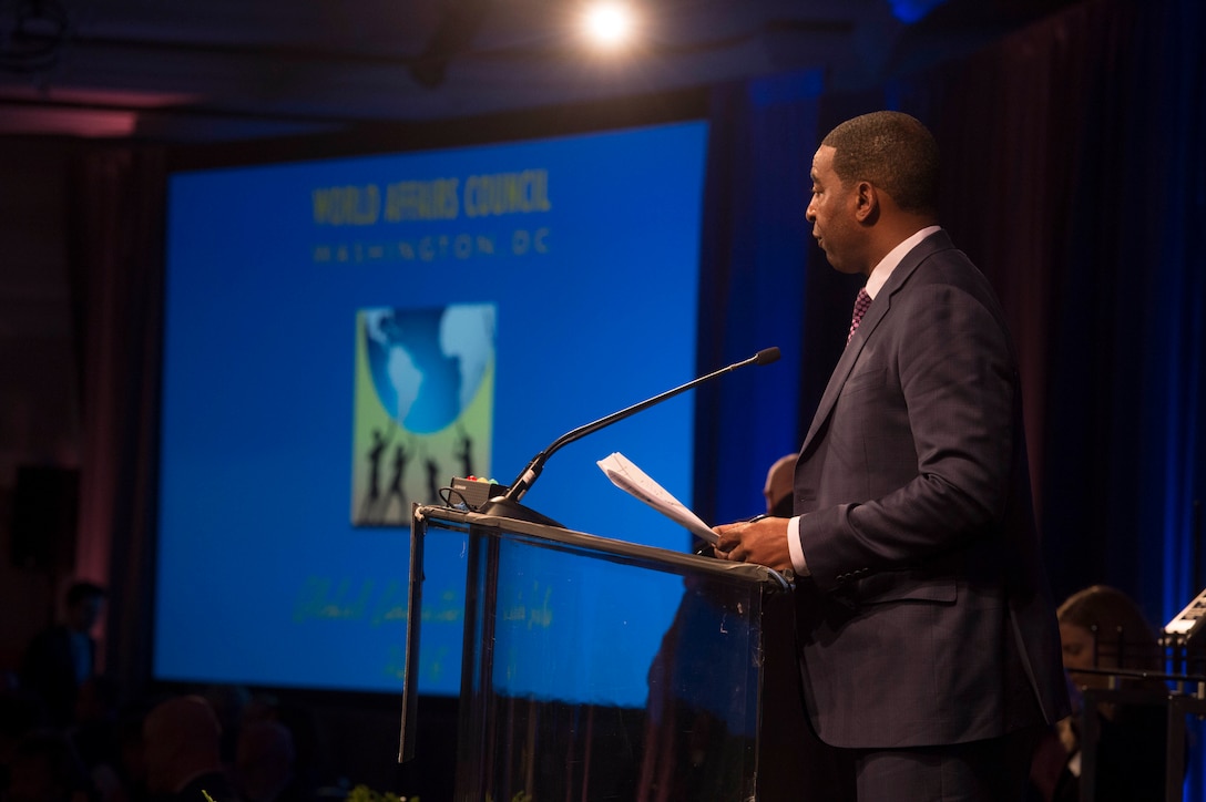 Pro Football Hall of Fame member and philanthropist Cris Carter introduces Defense Secretary Ash Carter at the World Affairs Council's 2016 Global Education Gala in Washington, D.C., March 29, 2016. DoD photo by Navy Petty Officer 1st Class Tim D. Godbee