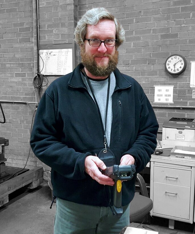Edward Warren, distribution process worker at DLA Distribution Susquehanna, Pa., has been chosen as employee of the week for the week of March 28 through April 1.  