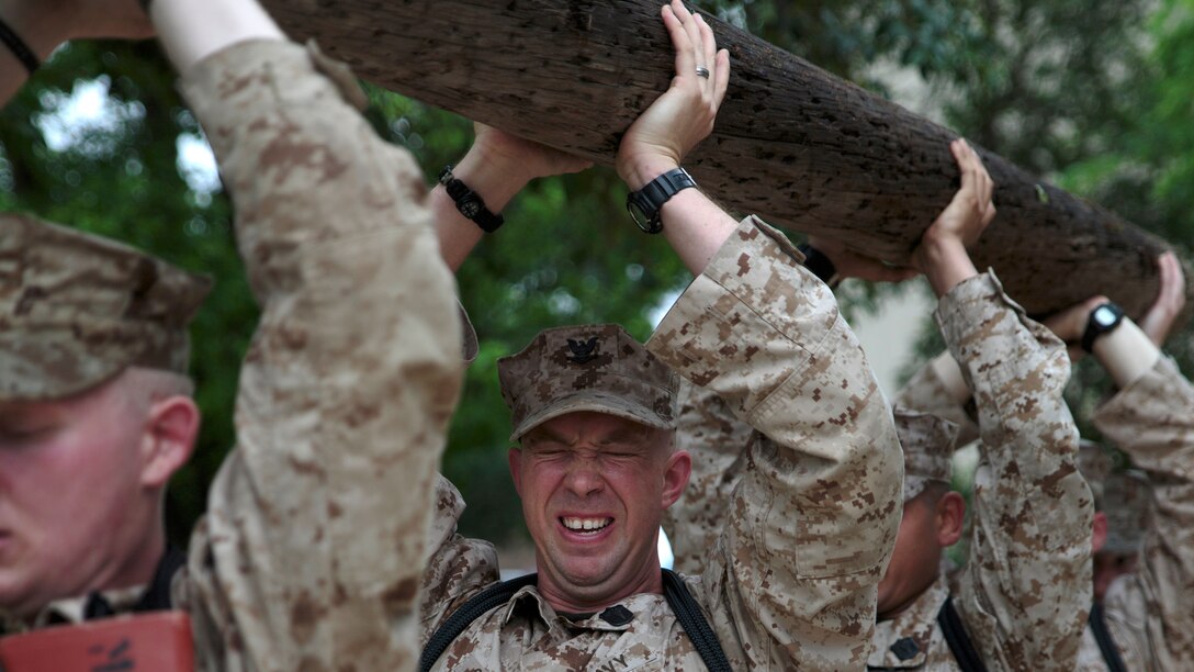 Sailors from Marine Forces Reserve and the U.S. Navy Reserve participate in a physical training session at a Fleet Marine Force reconnaissance corpsman screening in San Antonio, April 19, 2016. The screening was hosted by 4th Reconnaissance Battalion, 4th Marine Division, Marine Forces Reserve, for Reserve Sailors to gain familiarity with the demands of the FMF reconnaissance corpsman pipeline.