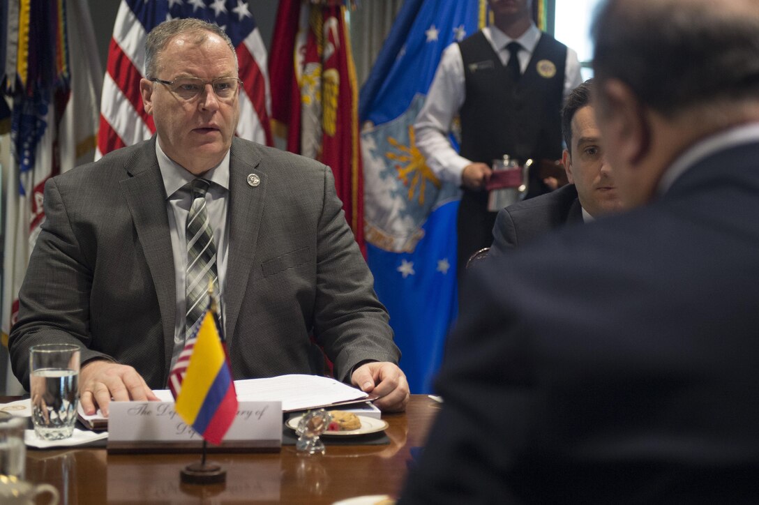 Deputy Defense Secretary Bob Work meets with Colombian Defense Minister Luis Carlos Villegas to the Pentagon, May 4, 2016. DoD photo by Air Force Senior Master Sgt. Adrian Cadiz