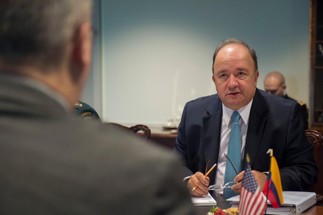 Colombian Defense Minister Luis Carlos Villegas meets with Deputy Defense Secretary Bob Work at the Pentagon, May 4, 2016. DoD photo by Air Force Senior Master Sgt. Adrian Cadiz