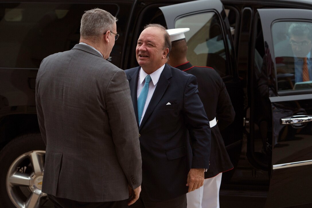 Deputy Defense Secretary Bob Work greets Colombian Defense Minister Luis Carlos Villegas as Villegas arrives at the Pentagon, May 4, 2016. The two leaders met to discuss matters of mutual importance. DoD photo by Air Force Senior Master Sgt. Adrian Cadiz