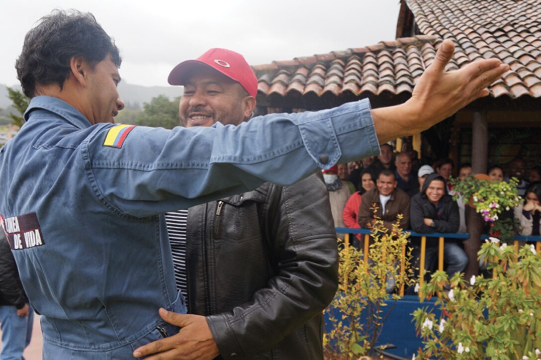 Over 100 participants receive training from Colombia’s Agency for Reintegration, a government
organization devoted to the reintegration of members of illegal armed groups who voluntarily
demobilize, either individually or collectively.