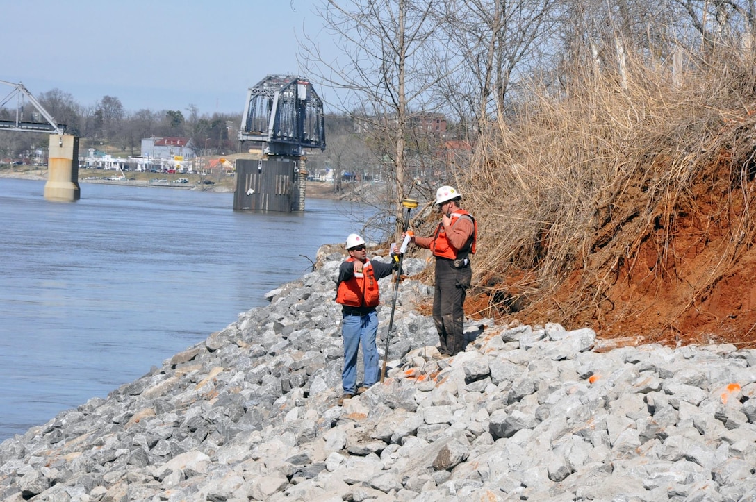 Crews from the Choctaw Transportation, Inc. from Dyersburg, Tenn., cleared and prepared the bank along the Cumberland River in Clarksville, Tenn., and used barges equipped with backhoe tractors to place a layers of geotextile fabric and riprap with limestone rock to stabilize the eroding bank.  The U. S. Army Corps of Engineers Nashville District and the city of Clarksville celebrated the completion of the Riverside Drive Stream Bank Stabilization Project today during a ceremony at Freedom Point in Liberty Park.  