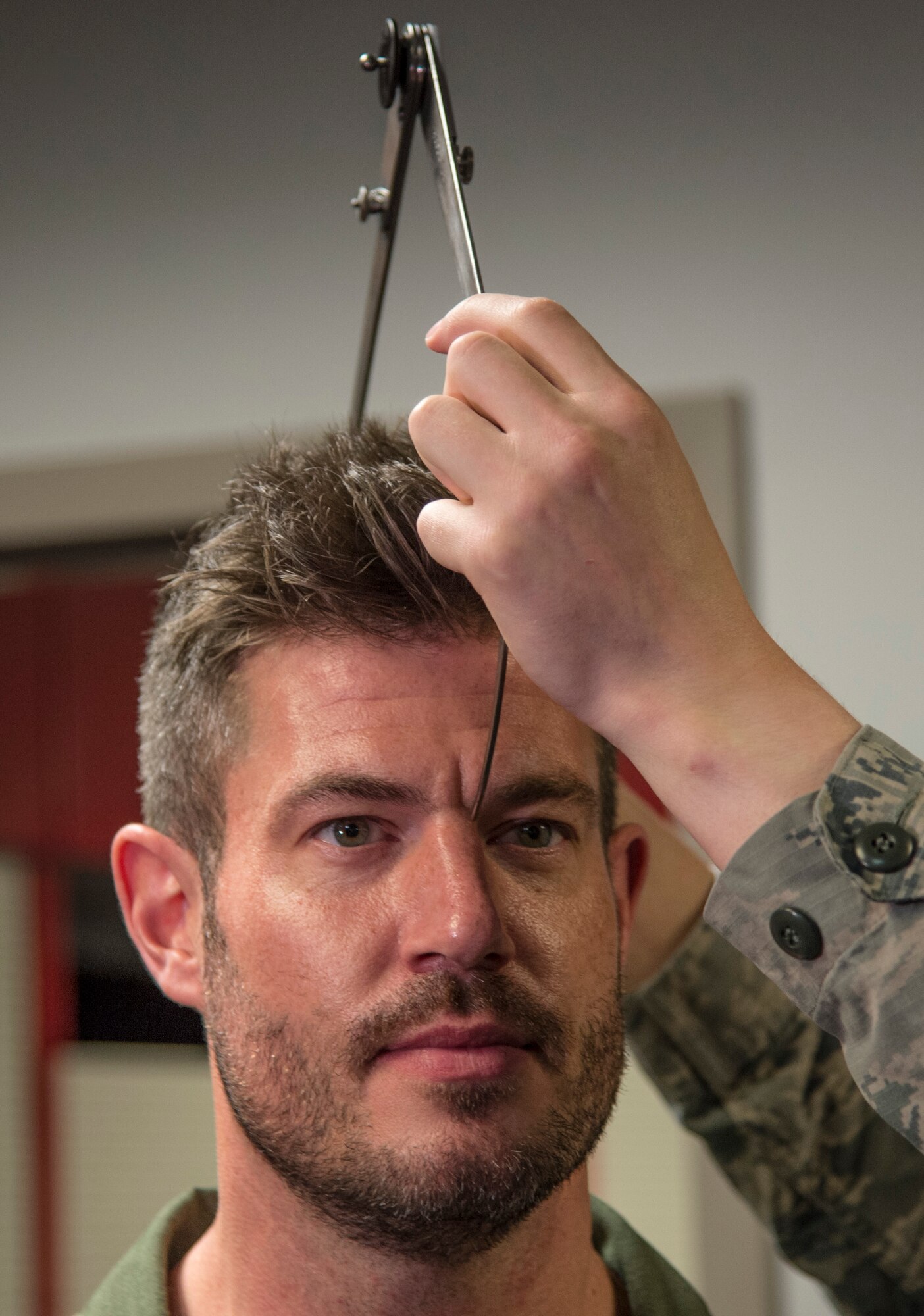 Jesse Palmer, correspondent for ABC’s Good Morning America, has his head measured during his flight helmet fitting at Langley Air Force Base, Va., May 3, 2016. Palmer went through a series of measurements in order to have the correct flight equipment prior to his flight in an F-16 Fighting Falcon. (U.S. Air Force photo by Senior Airman Kayla Newman)