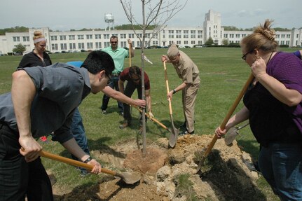 Naval Surface Warfare Center, Carderock Division Commanding Officer Capt. Rich Blank
and employee volunteers plant a red maple on the parade ground as part of this year’s Earth Day celebration in West Bethesda, Md., April 19, 2016. (U.S. Navy photo by Harry Friedman/
Released)