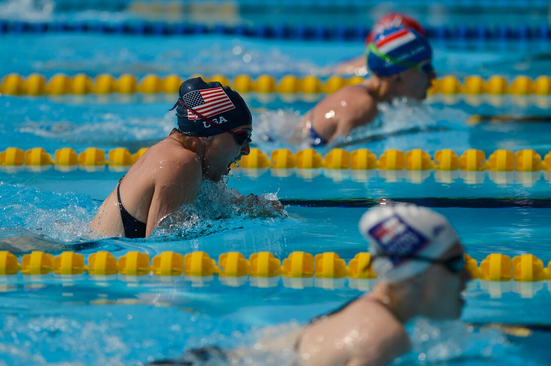 Army veteran Randi Gavell, center, competes in the women’s 50-meter breaststroke during the 2016 Invictus Games in Orlando, Fla., May 11, 2016. Air Force photo by Tech. Sgt. Joshua L. DeMotts