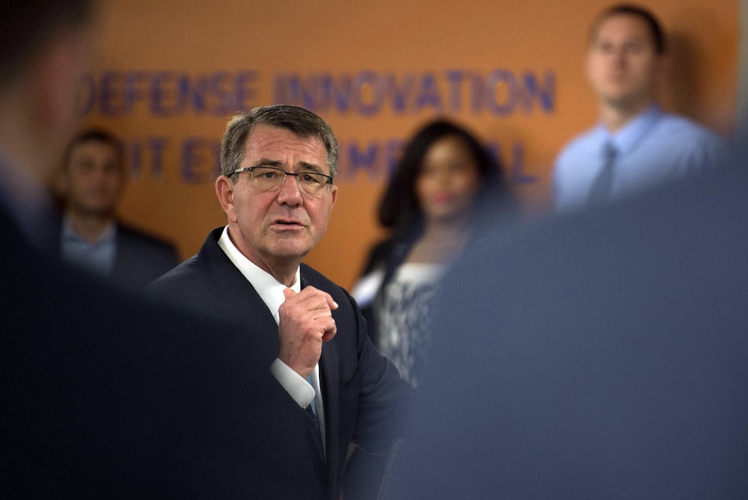 Defense Secretary Ash Carter speaks with Defense Innovation Unit Experimental leaders in Mountain View, Calif., May 11, 2016. DoD photo by Air Force Senior Master Sgt. Adrian Cadiz