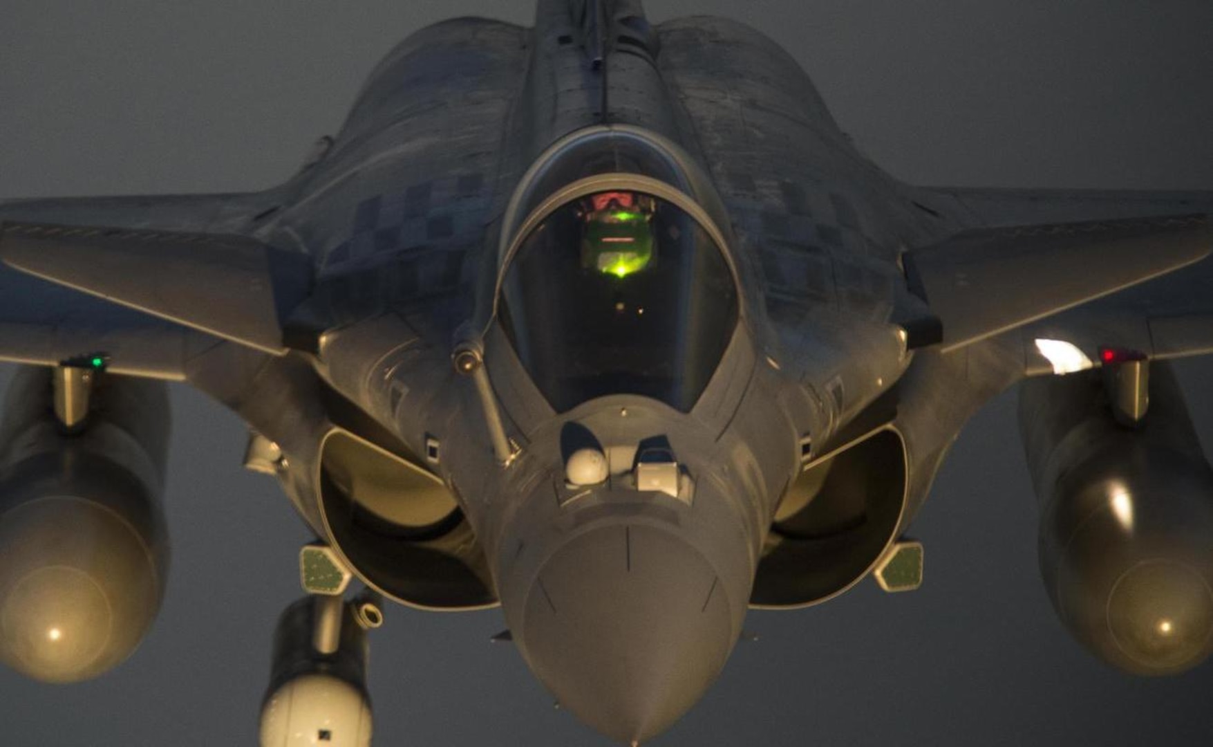A French F-2 Rafale aircraft flies over Iraq in support of Operation Inherent Resolve. (Air Force photo by Tech. Sgt. Nathan Lipscomb)