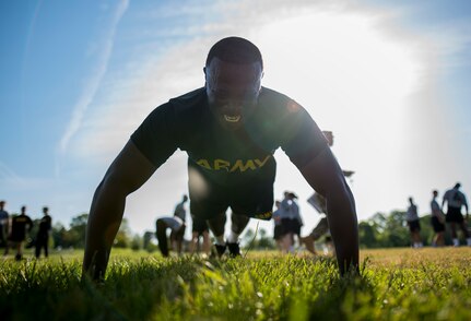 U.S. Army Sgt. 1st Class Desmond Burgess, a U.S. Army Reserve IT professional for the 200th Military Police Command's headquarters, completes a set of push-ups during the Army Physical Fitness Test in Fort Meade, Md., May 14, 2016. (U.S. Army photo by Master Sgt. Michel Sauret)