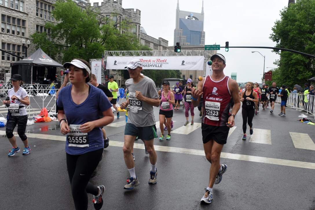 David Quint (wearing St. Jude Hero tank top), Labor and Management Employee Relations specialist with the U.S. Army Corps of Engineers Nashville District, juggles three hacky sack balls on the 13-mile race route during the St. Jude Children’s Research Hospital Rock ‘n Roll Half Marathon in Nashville, Tenn., April 30, 2016.